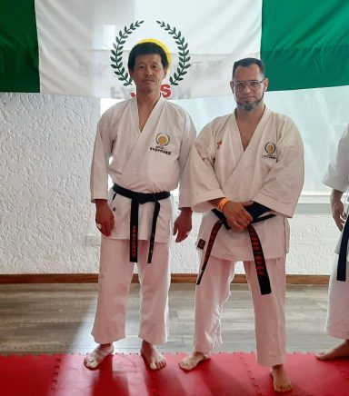Instructor de Karate posa en foto con el maestro de Karate japones Kosho Kanayama