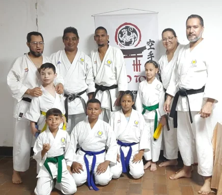 Alumnos e Instructores de Karate posando con su Sensei