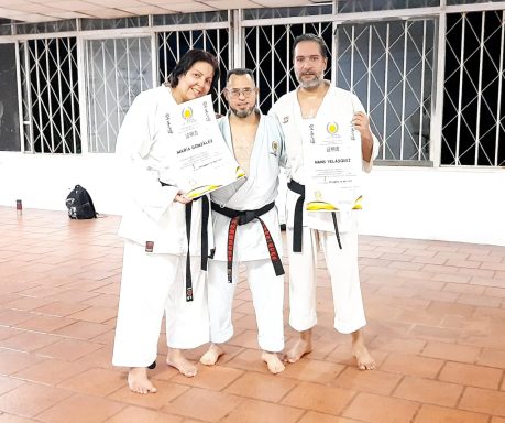 Alumnos Adultos Avanzados reciben Certificado luego de Examen de Segundo dan de Karate