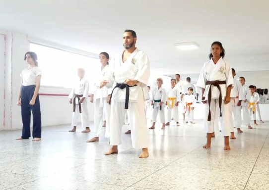 Karatekas durante clase de karate