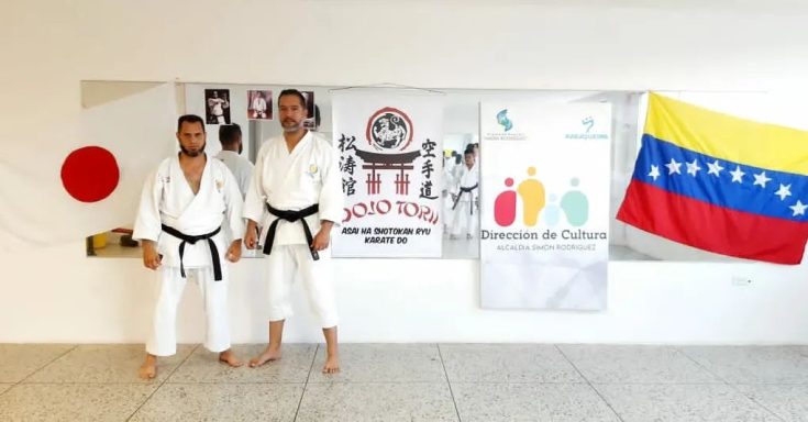 Instructores de Karate posan para foto durante conmemoración del día mundial del Karate Do