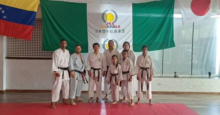 pose de foto donde karatekas niños y adultos son acomañados de maestro de karate japones Kosho Kanayama