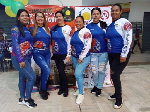 Madres de karatekas con franela de dojo durante torneo