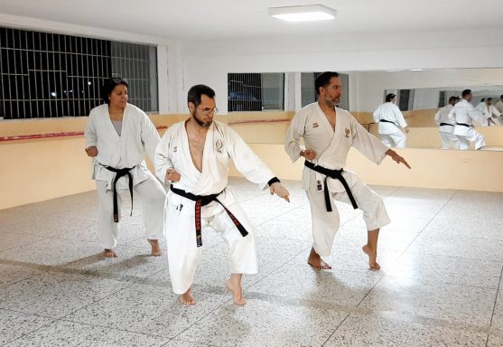 Karatekas adultos mayores de cuarenta años entrenando karate