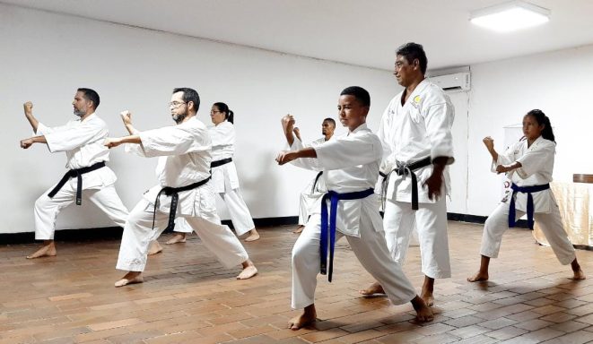 Alumnos e Instructores de Karate durante clase con su Sensei